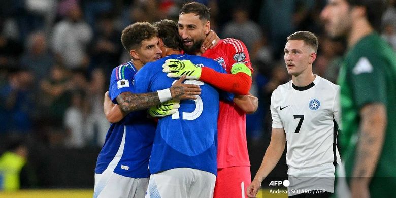 Kiper Italia #01 Gianluigi Donnarumma (tengah), penyerang Italia #15 Pio Esposito (2 kiri), dan bek Italia #22 Giovanni Di Lorenzo (kiri) berpelukan saat merayakan kemenangan tim mereka di akhir pertandingan kualifikasi Grup I Piala Dunia FIFA 2026 antara Italia dan Estonia di Stadion Bergamo, Bergamo, pada 5 September 2025. (Foto oleh Andreas SOLARO / AFP)