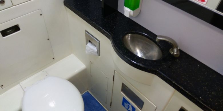 Toilet khusus untuk penumpang sleeper train, Selasa (12/6/2018).
