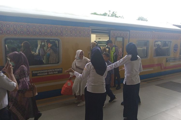 Penumpang kereta api Sulsel naik dan turun di Stasiun Mangilu, Kabupaten Pangkep, Rabu (9/11/2022).