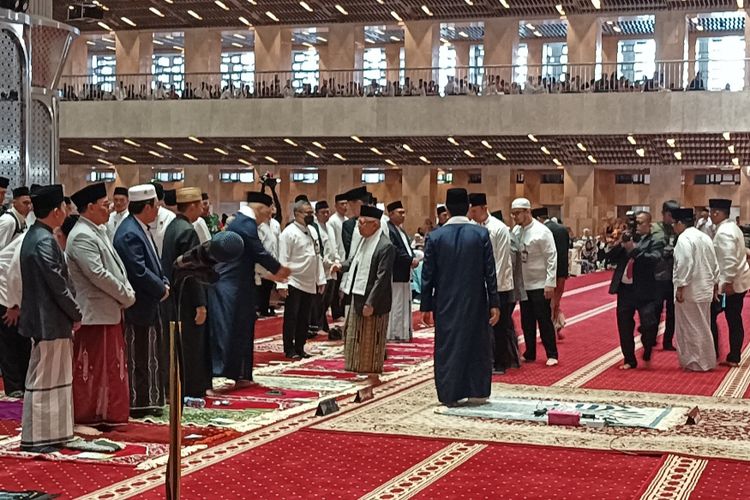 Wapres Ma'ruf Amin saat akan melaksanakan shalat Idul Adha 1444 Hijriah di Masjid Istiqlal, Jakarta, Kamis (29/6/2023).