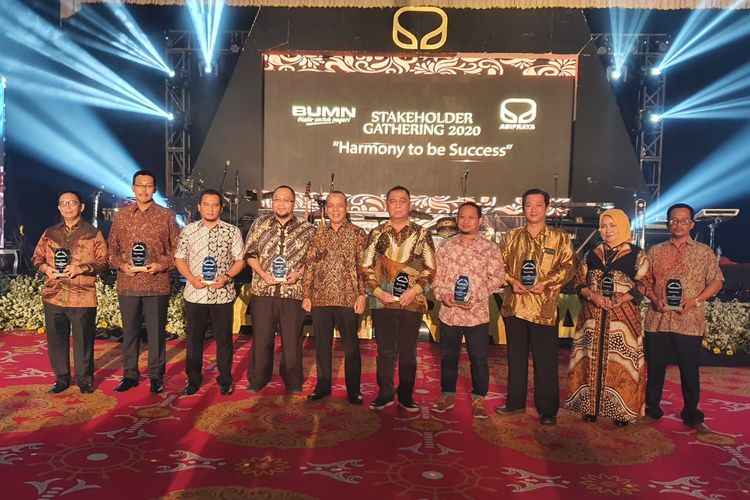 PT Brantas Abipraya (Persero) memberikan apresiasi kepada 9 vendor terbaik, penghargaan disampaikan oleh Direktur Keuangan dan SDM Suradi, Jumat (24/1/2020).