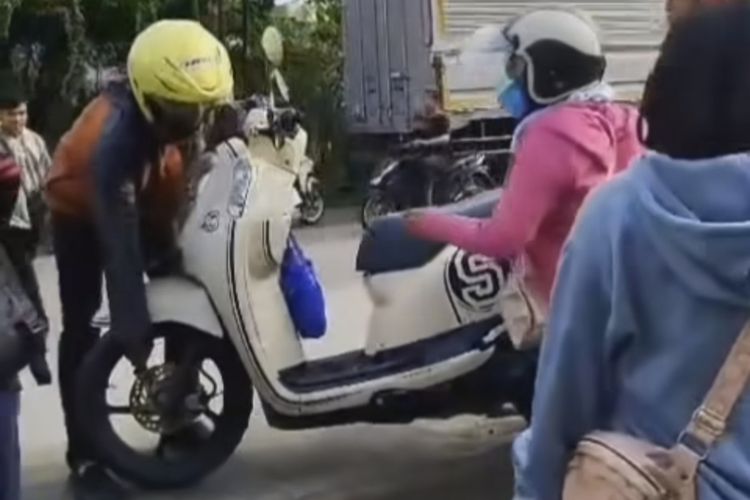 PUTAR BALIK: Pengendara rela angkat sepeda motor melalui trotoar agar bisa putar balik di Jalan Randugarut, Kecamatan Tugu, Kota Semarang, Jawa Tengah.