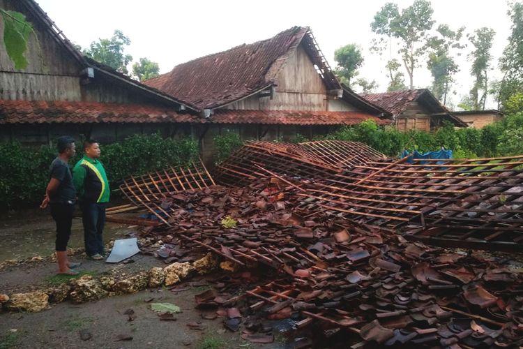  Rumah milik Suparno Desa Bringin roboh setelah diterjang hujan deras dan angin kencang Sabtu sore. 