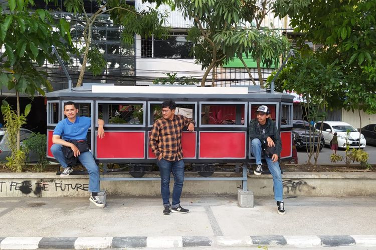 Wisatawan berfoto di replika gerbong trem yang terletak di kawasan Kayutangan Heritage pada Jumat (2/12/2022). 