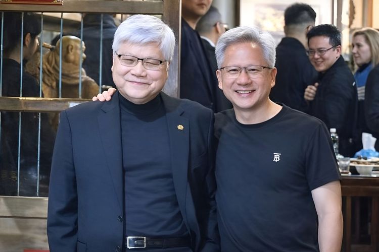 Kiri ke kanan CEO TSMC, C.C Wei bersama CEO Nvidia, Jensen Huang