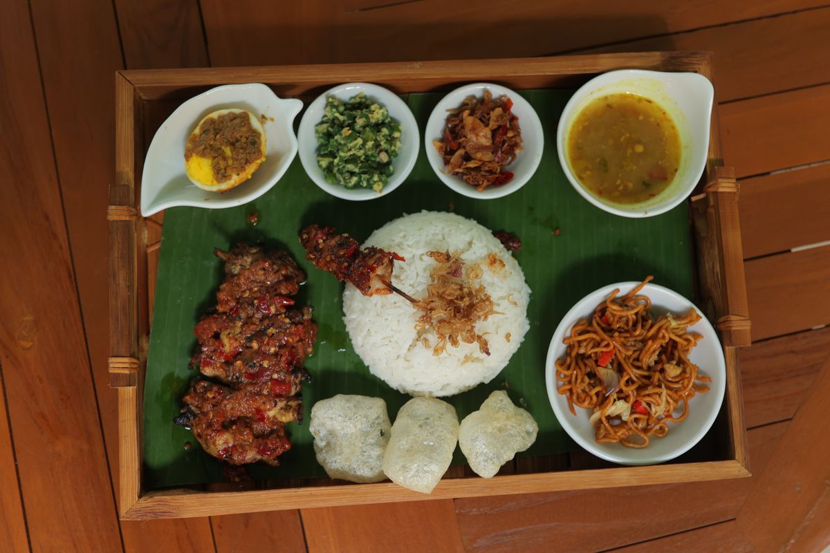 Nasi Jangkep Ayam Klungkung di Halo Bali.