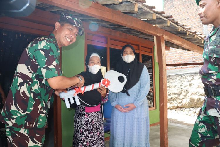 Mbah Sani bersama cucunya (tengah), salah seorang dari 10 warga yang rumahnya dilakukan renovasi dalam agenda TMMD ke-114 di Lamongan, Rabu (24/8/2022). *** Local Caption *** Mbah Sani bersama cucunya (tengah), salah seorang dari 10 warga yang rumahnya dilakukan renovasi dalam agenda TMMD ke-114 di Lamongan, Rabu (24/8/2022).