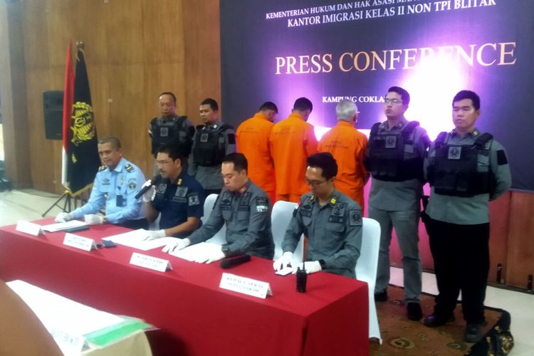 Pejabat Kantor Imigrasi Kelas II Non TPI Blitar memberikan keterangan pada konferensi pers di Kampung Coklat, Senin (19/6/2023)