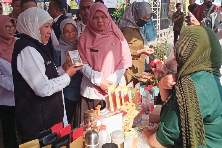 Gubernur Jawa Timur, Khofifah Indar Parawansa mendatangi salah satu stan UMKM yang menjual produk herbal di Kota Batu, Jawa Timur, Rabu (14/6/2023).