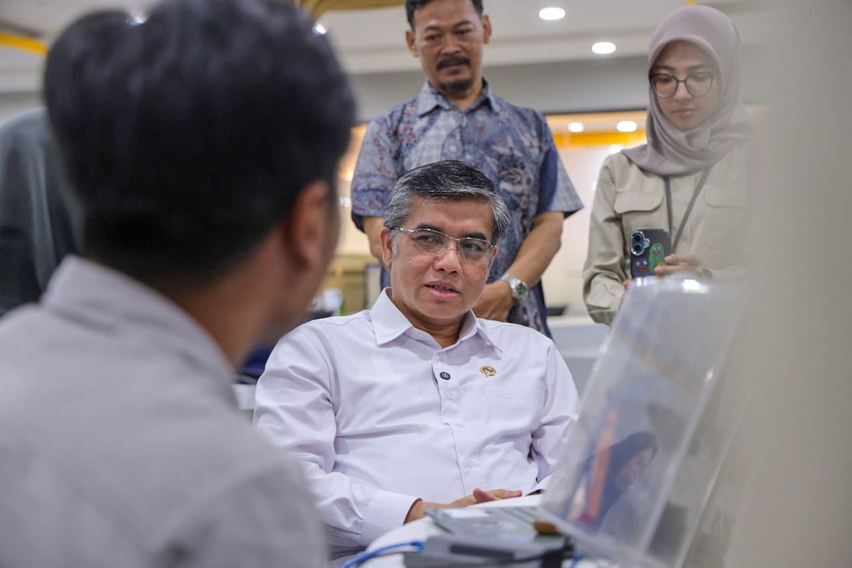 Menteri Ketenagakerjaan Yassierli meninjau pelaksanaan program pemagangan nasional di PT Yupi Indo Jelly Gum Tbk, Gunung Puteri, Bogor, Jawa Barat, Rabu (6/5/2026).