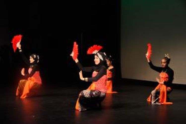 Tari kebyar ditampilkan mahasiswa dan warga Indonesia di Auckland dalam pembukaan Indonesia Auckland Festival 2014, Sabtu (29/3) di The Auckland Performing Art Center, Auckland, Selandia Baru. Acara yang diinisiasi warga Indonesia di Auckland ini mengenalkan budaya, kuliner, serta kesenian khas asal Indonesia.