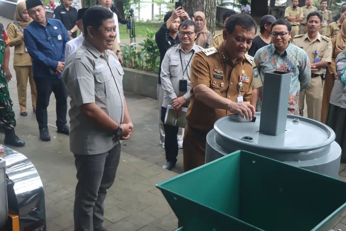 Eceng Gondok Rawa Pening Diolah Jadi Paving Block dan Bahan Bakar ...