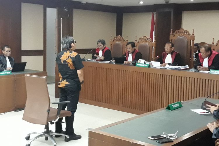 Yaya Purnomo selaku pegawai di Direktorat Jenderal Perimbangan Keuangan Kementerian Keuangan divonis 6,5 tahun penjara oleh majelis hakim Pengadilan Tipikor Jakarta, Senin (4/2/2019). 