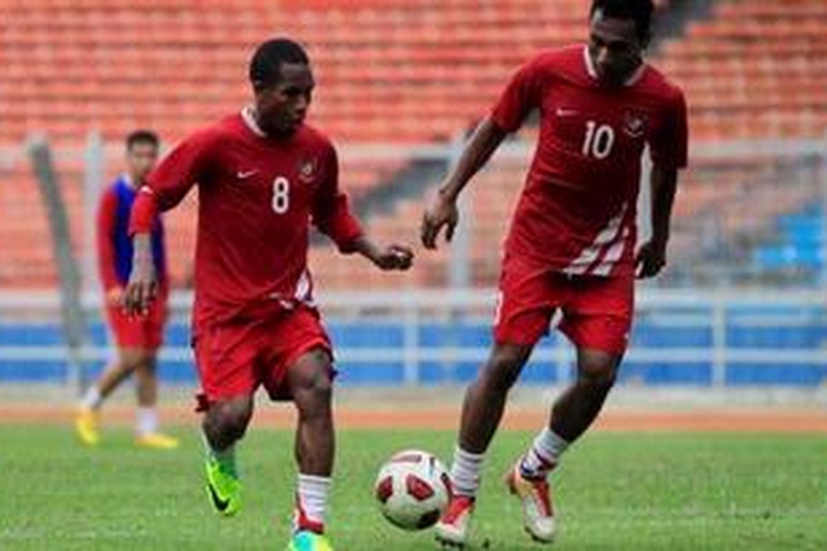 Pemain Tim Nasional Sepakbola Indonesia U-23, Oktovianus Maniani (kiri) dan Titus Bonai mengikuti latihan rutin di Stadion Utama Gelora Bung Karno, Senayan, Jakarta, Selasa (18/10/2011). Tim asuhan pelatih Rahmad Darmawan ini sedang dipersiapkan untuk menghadapi Sea Games XXVI November 2011 mendatang. KOMPAS IMAGES/RODERICK ADRIAN MOZES