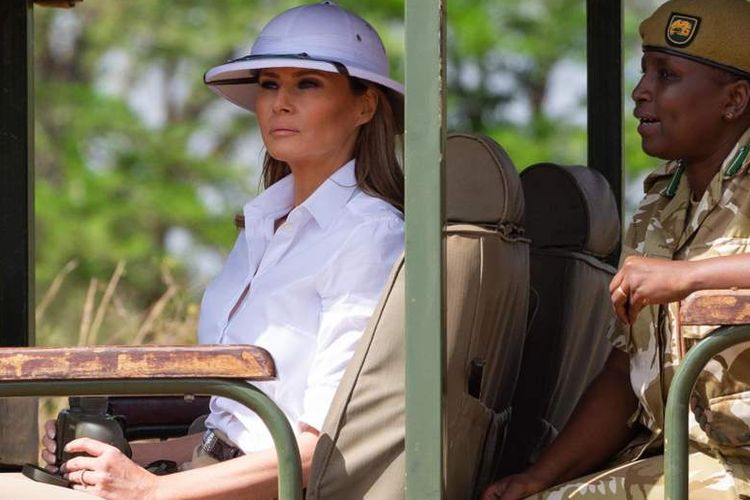 Melania Trump saat berkunjung ke Taman Nasional Nairobi, Kenya