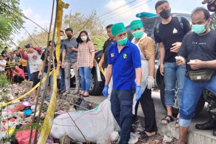 Petugas saat mengevakuasi mayat dalam karung yang ditemukan warga Jongjing, Desa Cerukcuk, Kecamatan Tanara, Kabupaten Serang, Banten