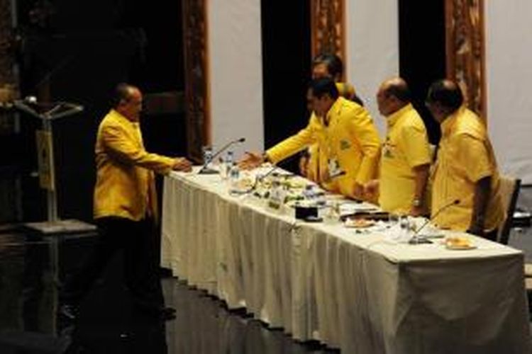 Ketua Umum Partai Golkar Aburizal Bakrie disambut pimpinan sidang selesai menyampaikan tanggapan terhadap pandangan umum peserta Munas IX Golkar terhadap laporan pertanggungjawaban DPP Golkar di Nusa Dua, Bali, Selasa (2/12/2014). Aburizal Bakrie juga menyatakan bersedia dicalonkan lagi memimpin Golkar 2014-2019. Ical menjadi calon tunggal pada Munas kali ini.