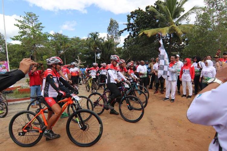 Menpora Imam Nahrawi bersama Bupati Merauke, Frederikus Gebze, melepas Tim Jelajah Nusantara 2019 yang beranggotakan 15 orang pesepeda andal dari 0 Km Sota, Merauke, Senin (22/7/2019), 