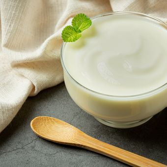 Mengonsumsi yogurt yang mengandung kultur probiotik hidup dapat mejadi cara mengobati sariawan secara alami.