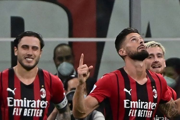 Striker AC Milan Olivier Giroud berselebrasi usai mencetak gol ke gawang Cagliari dalam laga pekan kedua Liga Italia 2021-2022 di Stadion San Siro, Senin (30/8/2021) dini hari WIB. 