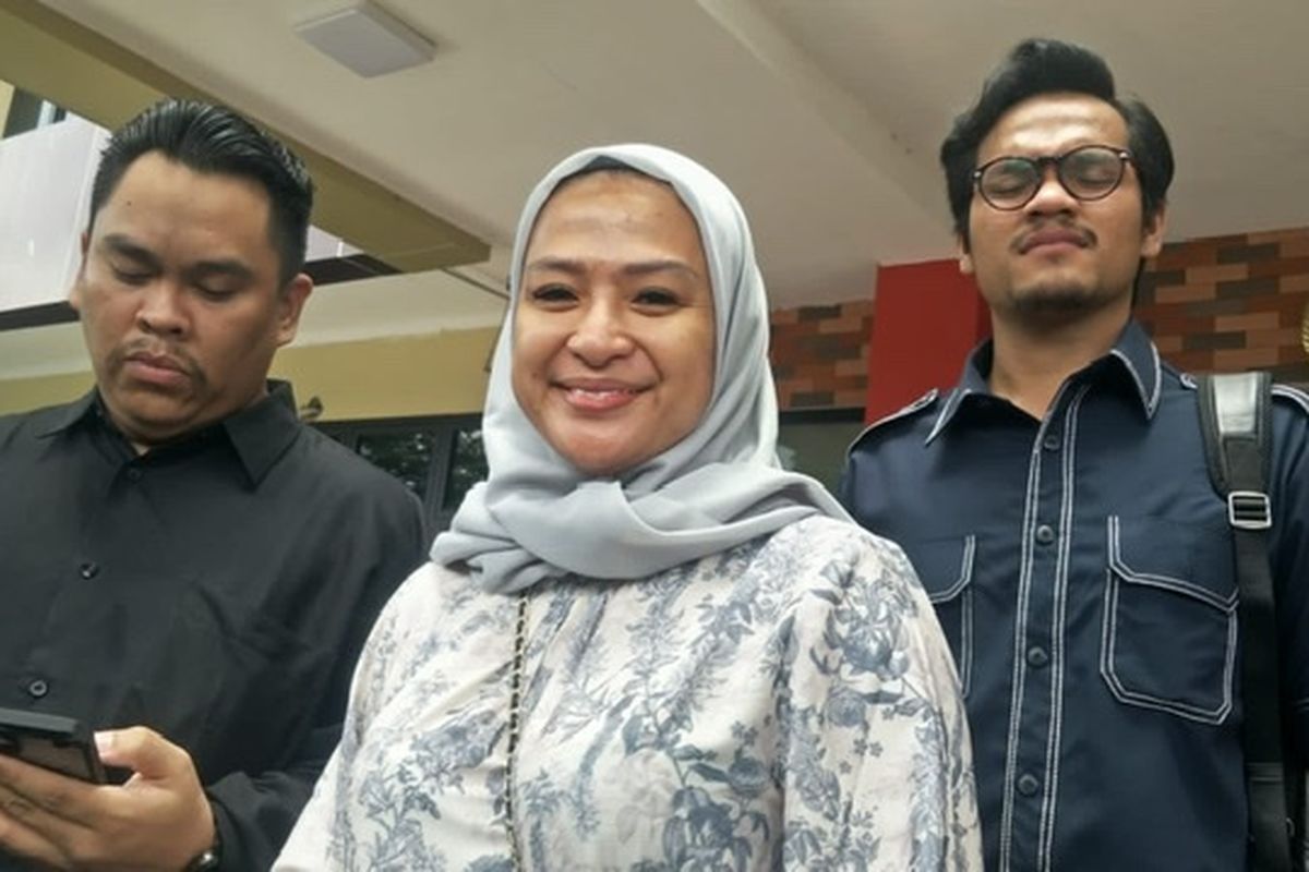 Ira Rayani Riswana (tengah) dan Olop Turnip (kiri) di Polres Metro Jakarta Selatan, Senin (3/4/2023).