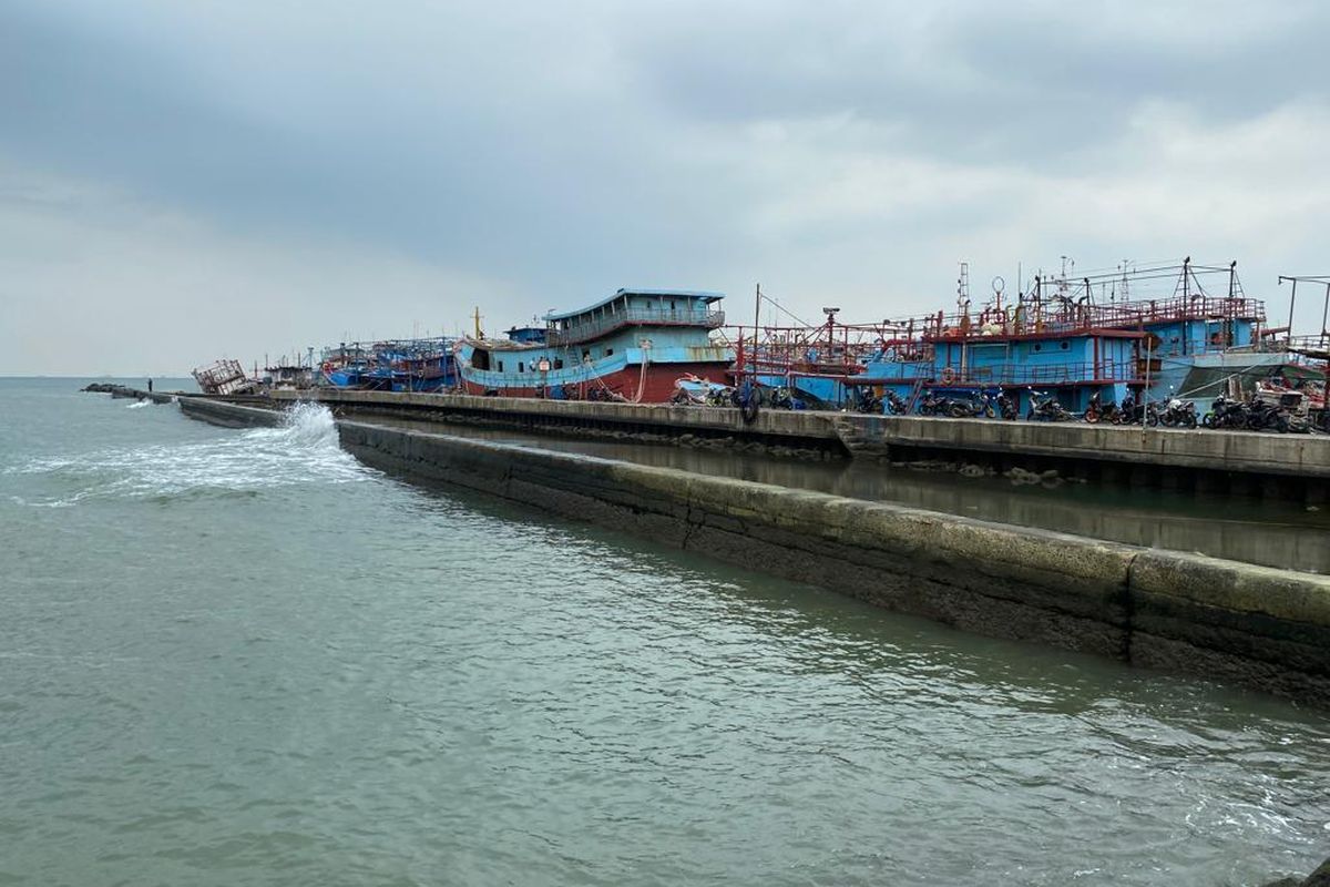 Suasana di Pelabuhan Nizam Zachman, Muara Baru, Jakarta Utara, Selasa (3/1/2023) sore. Puluhan kapal tampak bersandar di dermaga lantaran tak bisa melaut akibat cuaca yang kurang bersahabat sejak Desember 2022 lalu. 