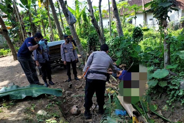 Polisi melakukan proses identifikasi jatuhnya buruh tani Mustofa dari pohon kelapa di Desa Bendosewu, Kecamatan Talun, Kabupaten Blitar, Sabtu (28/8/2021)