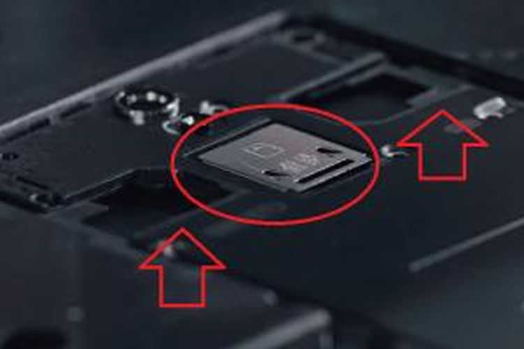 Slot Dual SIM dan microSD yang tertangkap di video promosi OnePlus One di situs YouTube.