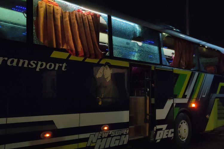 Samping bus yang digunakan Arema FC tampak kaca pecah dilempari oknum usai pertandingan pekan ke-20 Liga 1 2022-2023 melawan PSS Sleman yang berakhir dengan skor 2-0 di Stadion Maguwoharjo Sleman, Kamis (26/1/2022) malam.