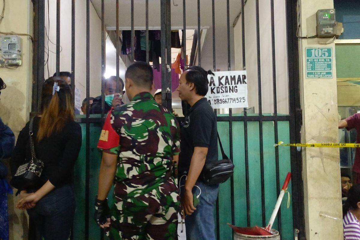 Kepala Satuan Reserse Kriminal (Kasat Reskrim) Polresta Bandung Kompol Luthfi Olot Gigantara saat diwawancarai di Kecamatan Margahayu, Kabupaten Bandung, Jawa Barat, terkait kasus temu jasad seorang wanita, Sabtu (15/2/2025)