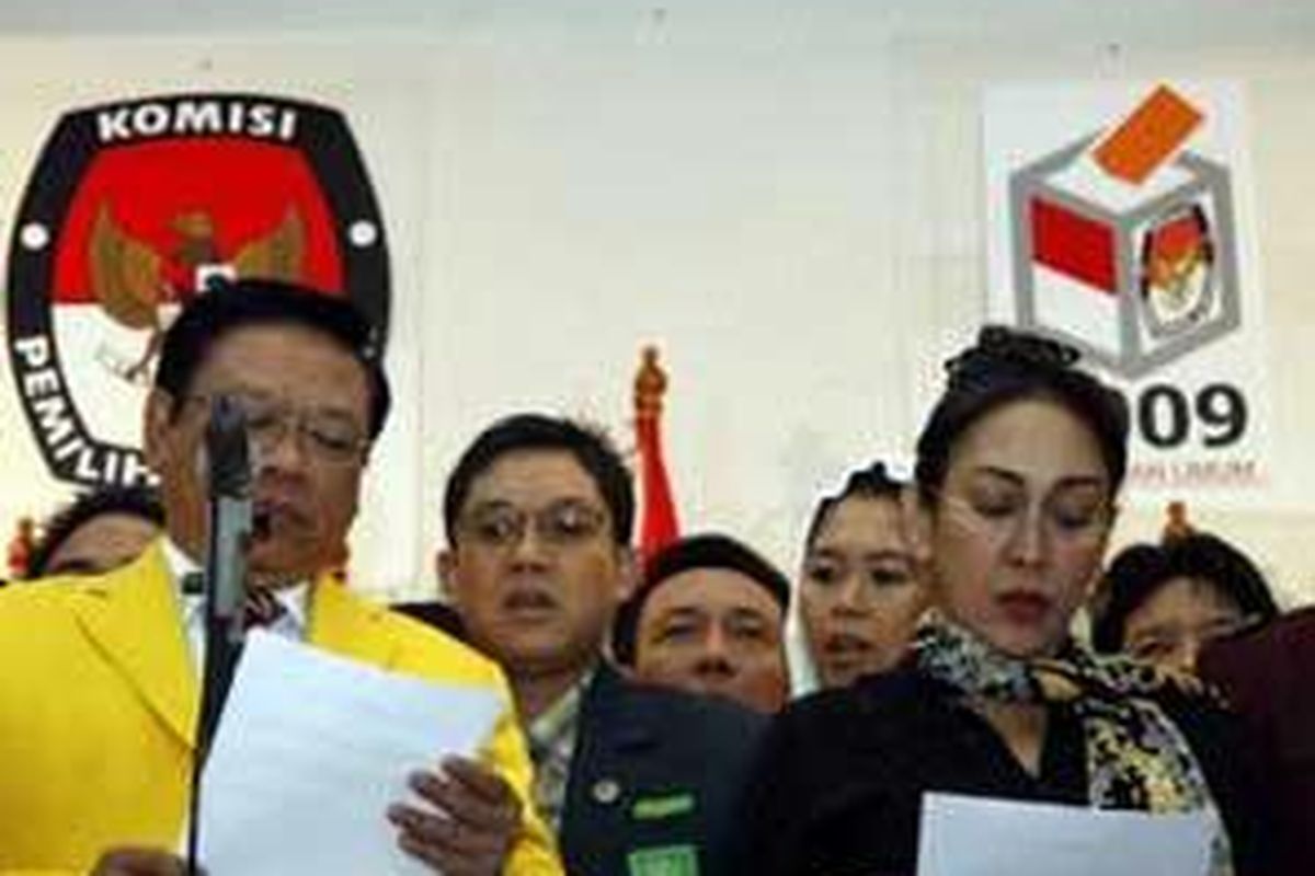 Deklarasi Kampanye Damai dibacakan oleh Ketua Umum Partai Golkar Agung Laksono dan Ketua Umum PNI Marhaenisme Sukmawati Soekarno Putri di gedung KPU, Jakarta Pusat, Sabtu (12/7/2008). 