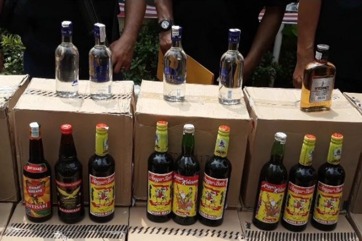 Polsek Tanjung Duren, Jakarta Barat menyita 720 minuman keras alias miras bebagai merek yang didapat selama satu minggu terakhir dan diungkap pada Kamis (19/4/2018).
