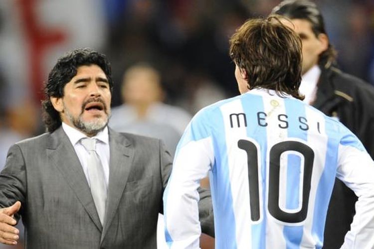 Ekspresi Diego Maradona (kiri) dan Lionel Messi setelah Argentina kalah dari Jerman pada perempat final Piala Dunia 2010 di Stadion Green Point, Cape Town, 3 Juli 2010.