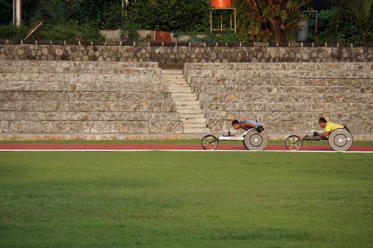 Atlet balap kursi roda pelatnas Asean Para Games Zaenal Arifin (depan) dan Doni Yulianto (belakang) berlatih di Stadion Sriwedari, Solo, Jawa Tengah, Senin (8/5). Kontingen Indonesia ditargetkan merebut juara umum Asean Para Games, Kuala Lumpur, Malaysia, namun pelaksanaan pelatnas masih menghadapi sejumlah kendala.

Kompas/Erwin Edhi Prasetya (RWN)
08-05-2017