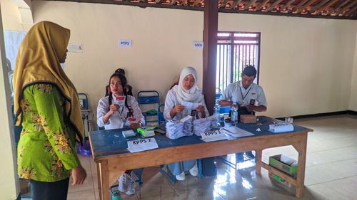 Tarik Minat Pemilih Pemula, Petugas TPS Gunakan Seragam SMA