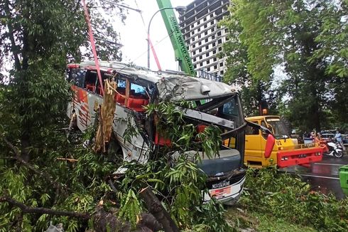 Bus Magelang-Surabaya Pecah Ban di Solo, Tabrak Pembatas Jalan hingga Ringsek