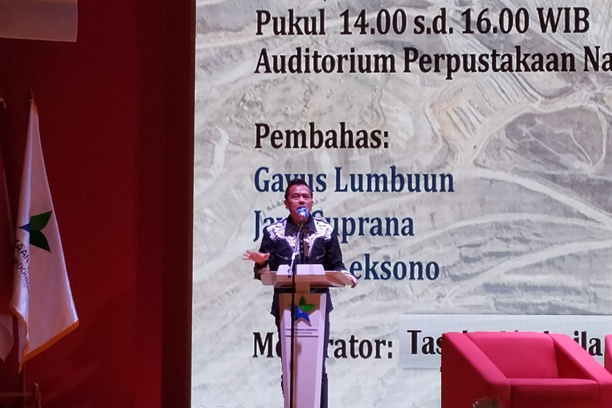 Mantan Presiden Direktur PT. Freeport Indonesia, Chappy Hakim memberikam sambutan ketika peluncuran bukunya berjudul Freeport di Auditorium Perpustakaan Nasional, Jakarta, Senin (28/10/2019).