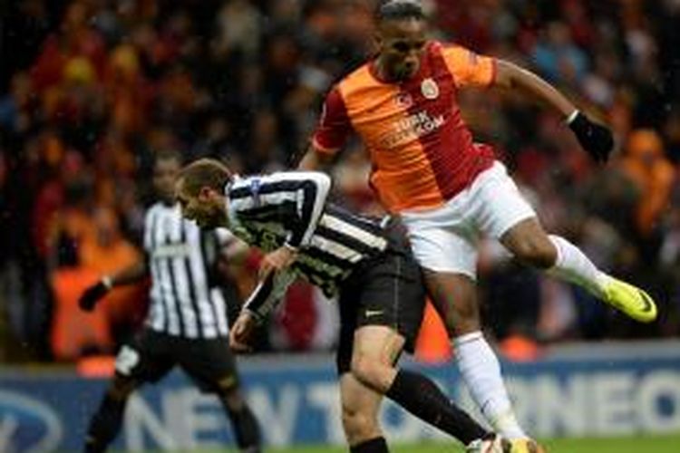 Bek Juventus Giorgio Chiellini, berduel dengan penyerang Galatasaray, pada pertandingan yang berlangsung di Stadion Ali Sami Yen Spor, Istanbul, Rabu (11/12/2013).