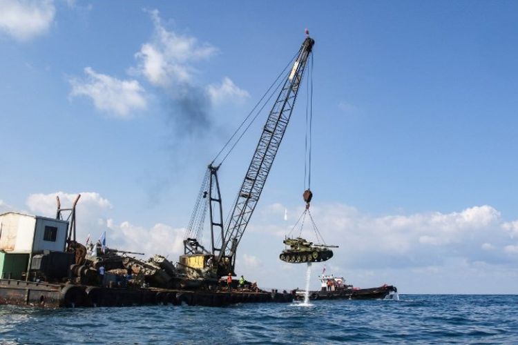 Proses penenggelaman tank ke laut Mediterania oleh kelompok aktivis lingkungan Lebanon, Sabtu (28/7/2018).