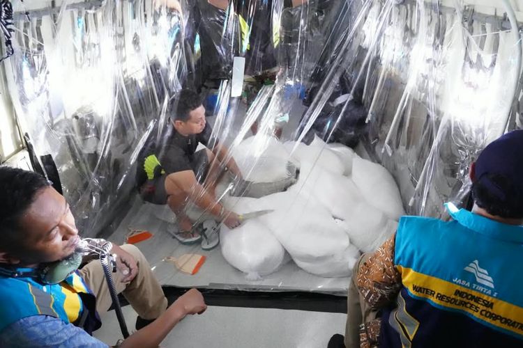 Antisipasi Kekeringan, PJT I Tebar 3,2 Ton Garam Semai di Bendungan Sutami Malang