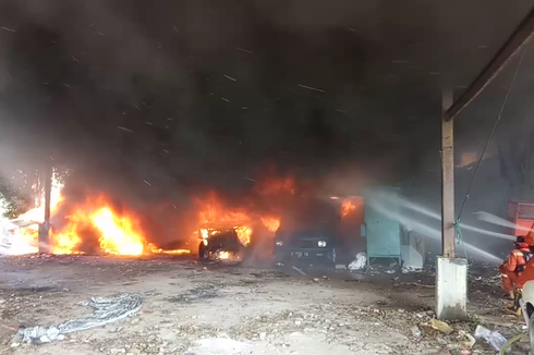 Gara-gara Bakar Sampah, 6 Mobil Ikut Hangus Terbakar