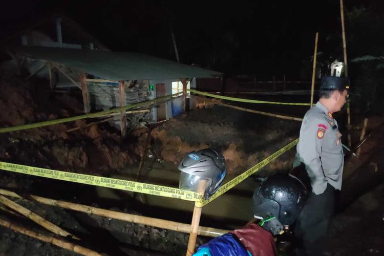 Kubangan galian septik tank di Dusun Bojong, Desa Banjarharjo, Kecamatan Salaman, Kabupaten Magelang, Jawa Tengah, yang menjadi lokasi terceburnya dua bocah meninggal dunia. Kamis (19/5/2022) sore.