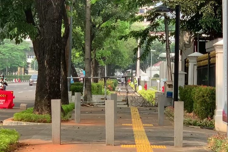 Kawat berduri terpasang di trotoar Jalan Medan Merdeka Selatan dari arah Istana Wakil Presiden menuju depan Kedubes Amerika Serikat, Selasa (6/6/2023).