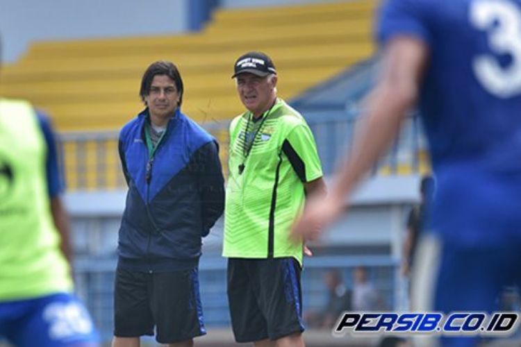 Pelatih Persib Bandung, Mario Gomez, bersama asistennya Fernando Soler saat memimpin latihan tim Persib di Stadion Arcamanik, Selasa (3/4/2018) pagi. 