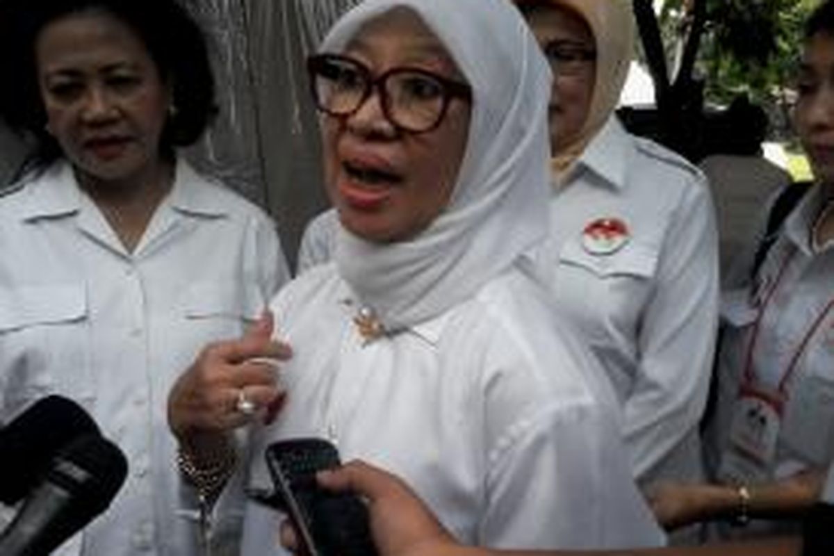 Istri Hatta Rajasa, Okke Rajasa saat menghadiri acara bazar murah di DPP Gerindra, di Ragunan Jakarta Selatan.