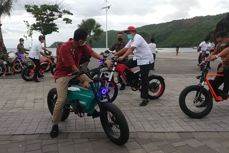 Menparekraf Sandiaga Salahuddin Uno saat bersepeda di pantai Kuta Mandalika menggunakan sepeda buatan NTB