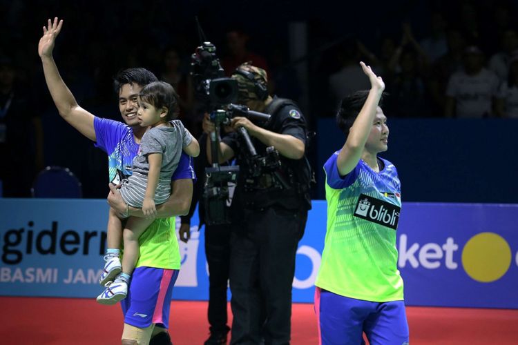 Pebulu tangkis ganda campuran Indonesia, Tontowi Ahmad dan Liliyana Natsir melambaikan tangan ke arah penonton usai memenangkan pertandingan melawan malaysia dalam partai final Indonesia Open 2018 di Istora Senayan, Jakarta, Minggu (8/7/2018). Pebulu tangkis ganda campuran Indonesia, Tontowi Ahmad dan Liliyana Natsir menang dengan skor 21-17 dan 21-8.