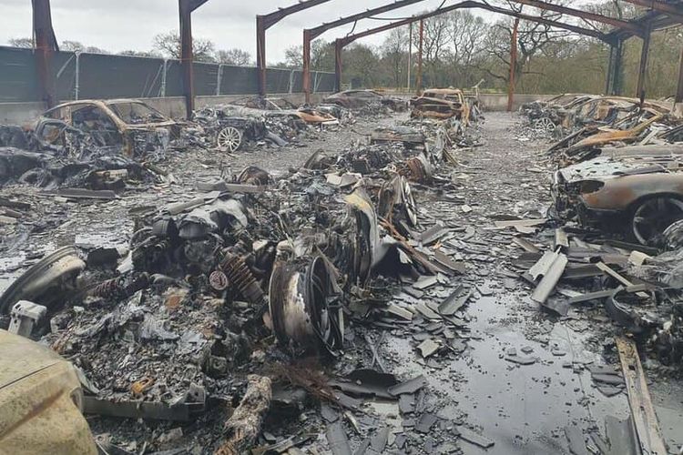 Koleksi mobil mewah terbakar di sebuah gudang di Inggris