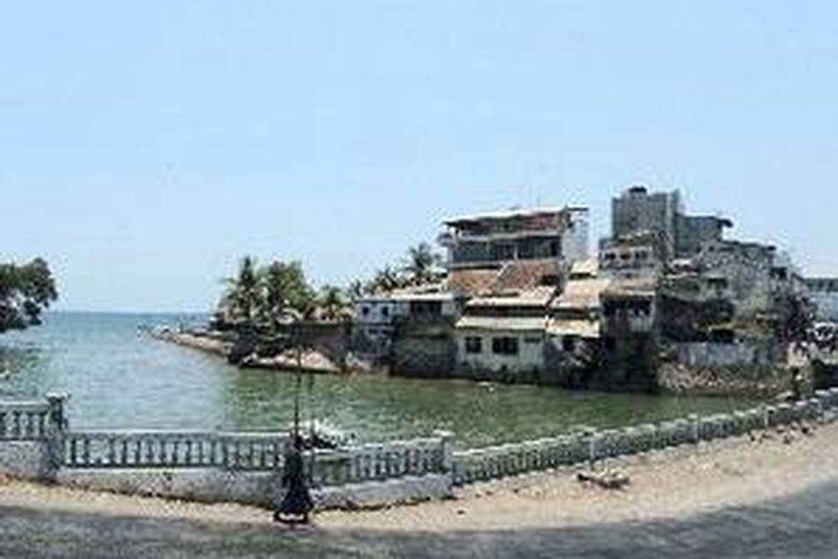 Kawasan kota tua Kupang menghadap Laut Sawu. Sejak berabad lalu, Kupang menjadi tempat pertemuan beragam budaya, yaitu Bugis, Makassar, Buton, Sawu, Rote, hingga Portugal dan Belanda.