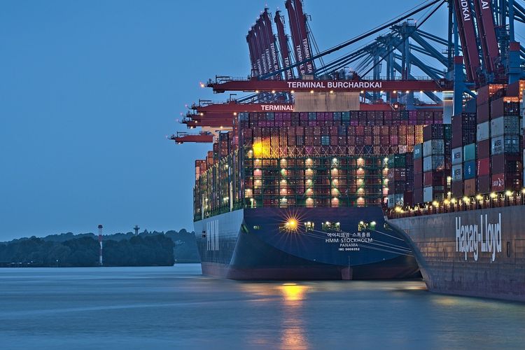Kapal yang mengangkut barang ekspor dan impor dari suatu negara ke negara lainnya